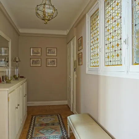 Apartament Rue Copernic - 16 *